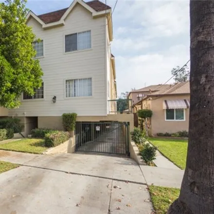 Buy this 3studio house on 406 Lincoln Avenue in Glendale, CA 91205