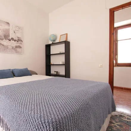 Rent this 3 bed room on Carrer de Guardamar del Segura in 4, 46016 Valencia