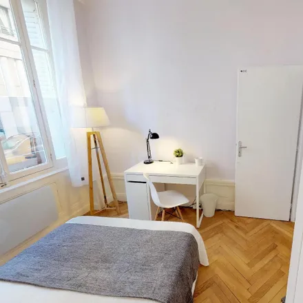Rent this 7 bed room on 76 boulevard des belges