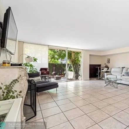 Image 3 - 2428 Northeast 11th Street, Hallandale Beach, FL 33009, USA - House for sale