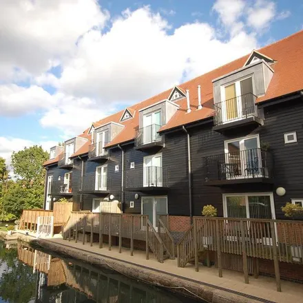 Rent this 5 bed townhouse on Moorings House in Tallow Road, London