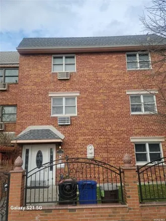 Rent this 3 bed house on 76-25 58th Road in New York, NY 11379