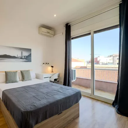 Rent this 5 bed room on Farmàcia Rodas in Carrer d'Occident, 14