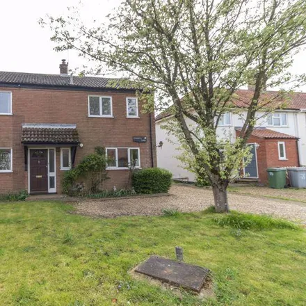 Rent this 4 bed house on Pond Farm House in 31 The Street, Ringland