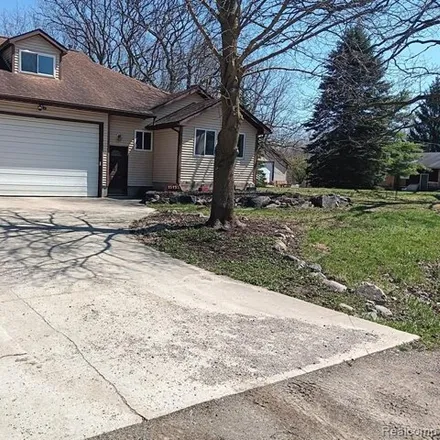Buy this 3 bed house on 15031 Eddy Lake Road in Fenton, MI 48430