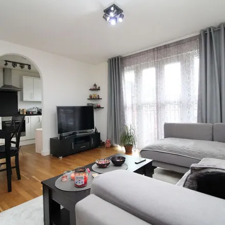 Rent this 1 bed apartment on 6 Crowthorne Close in London, SW18 5RX