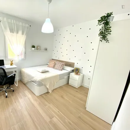 Rent this 4 bed room on Madrid in Calle Gladiolo, 1