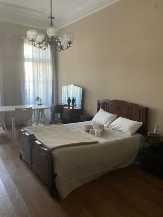 Rent this 4 bed room on Rua Nova de São Crispim 370 in 4000-075 Porto, Portugal