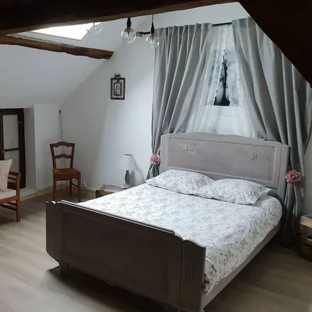 Rent this 5 bed house on 89480 Étais-la-Sauvin