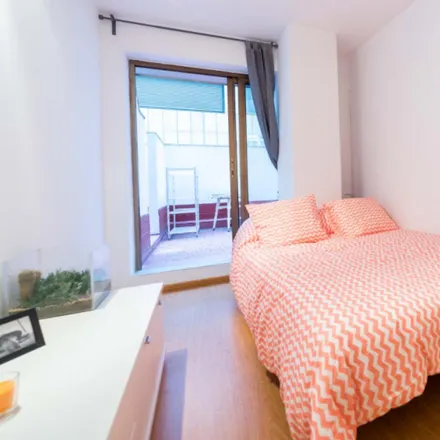Rent this 2 bed room on Edificio Apolo in Carrer de Sagasta, 46002 Valencia