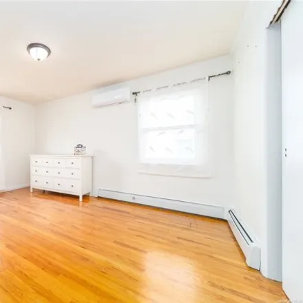Image 5 - 40-02 202nd Street, New York, NY 11361, USA - Duplex for sale
