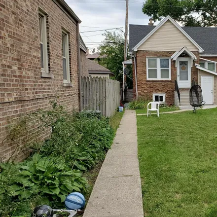 Rent this 3 bed house on 6030 North Saint Louis Avenue in Chicago, IL 60659