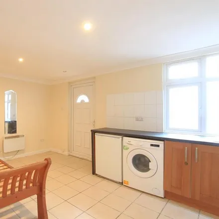 Image 4 - Clifford Road, Beavers, London, TW4 7LS, United Kingdom - Apartment for rent
