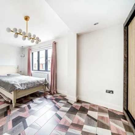 Rent this 4 bed duplex on Lyndhurst Gardens in London, HA5 3XB