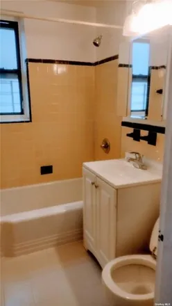 Image 2 - 88-30 182nd Street, New York, NY 11423, USA - Apartment for sale