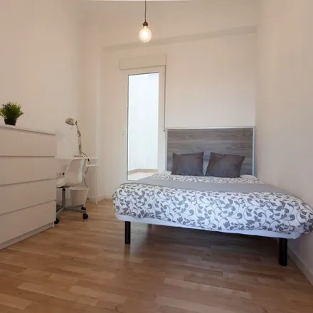 Rent this 5 bed room on Carrer de l'Actor Llorens in 48, 46021 Valencia