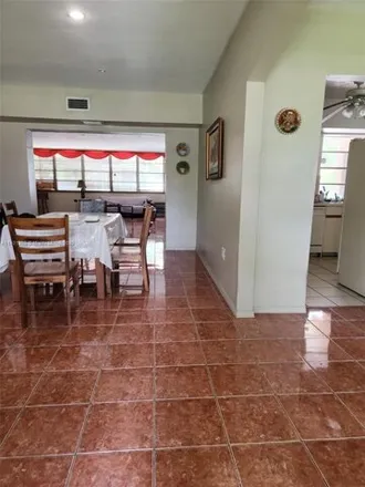 Image 2 - 620 Northeast 164th Street, Miami-Dade County, FL 33162, USA - House for sale