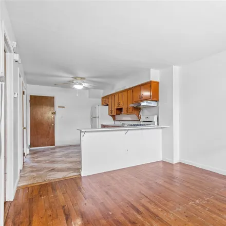 Image 3 - 170-05 Lithonia Avenue, New York, NY 11365, USA - Townhouse for sale