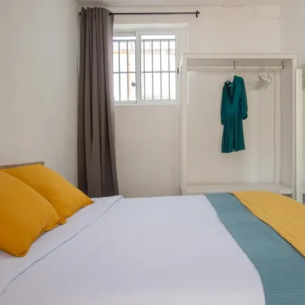 Rent this 5 bed room on Carrer de Pizarro in 10, 46004 Valencia