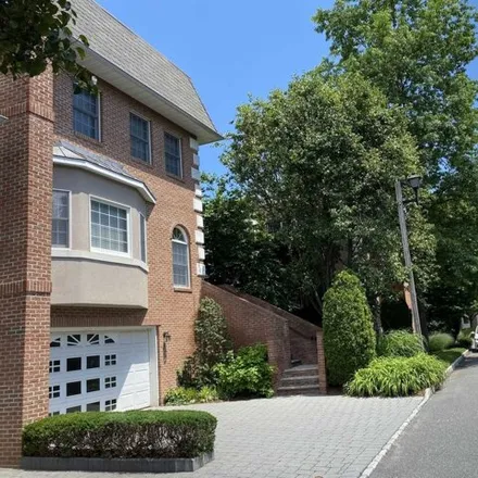 Rent this 3 bed condo on 171 Stonegate Trail in Cresskill, Bergen County