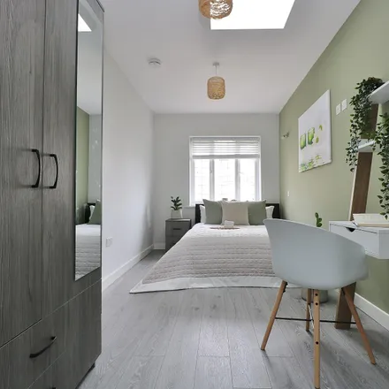 Rent this 9 bed room on Friars Place Lane in London, W3 7AQ