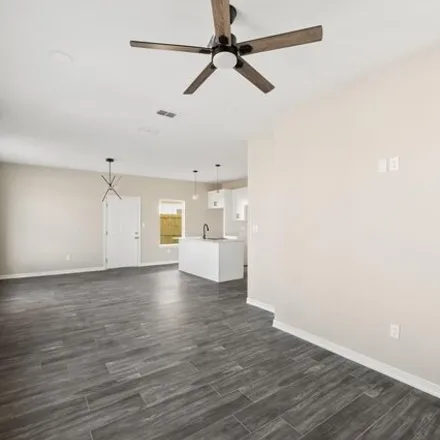 Image 3 - 3057 Notre Dame Avenue West, McAllen, TX 78504, USA - House for sale