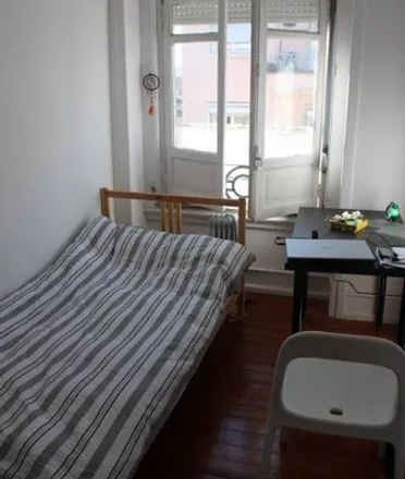 Rent this 6 bed room on Avenida Almirante Reis
