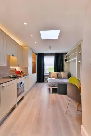 Rent this studio apartment on 33 Linden Gardens in London, W2 4HB