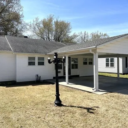 Buy this 2 bed house on 943 Henderson Street in Kennett, MO 63857