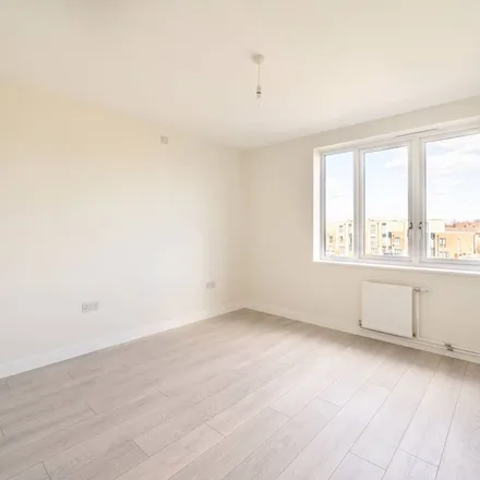 Image 2 - Lear House, Aventine Avenue, Lonesome, London, CR4 1GE, United Kingdom - Apartment for rent