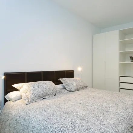 Rent this 3 bed apartment on Rico Doner Kebab in Carrer de Francesc Layret, 8
