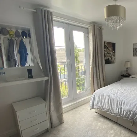 Rent this 3 bed room on Coleman Road in London, SE5 7TG