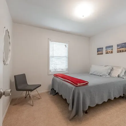 Rent this 1 bed room on Leslie