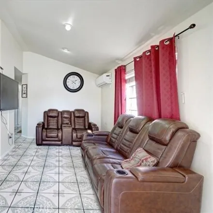 Image 5 - 1264 North Wilmington Boulevard, Los Angeles, CA 90744, USA - House for sale