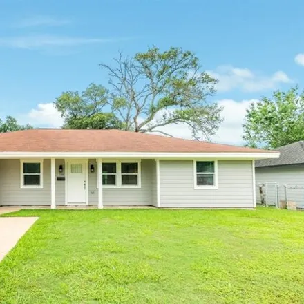 Buy this 4 bed house on 156 Holly Street in Lake Jackson, TX 77566