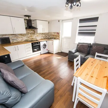 Rent this 3 bed apartment on 3-37 Headingley Mount in Leeds, LS6 3EW