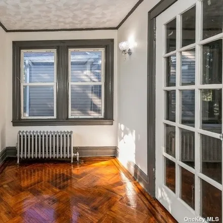 Image 7 - 109-74 202nd Street, New York, NY 11412, USA - House for sale
