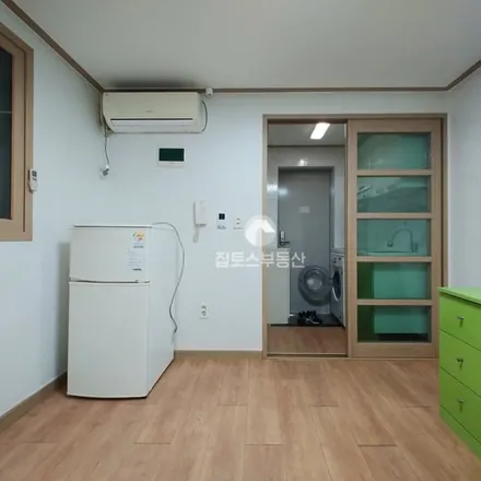 Rent this studio apartment on 서울특별시 동작구 상도동 299-197