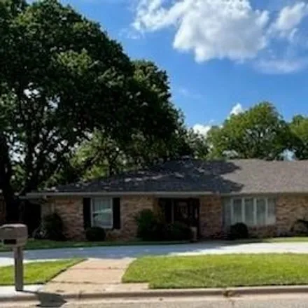 Buy this 4 bed house on 1401 Crescent Drive in Sherman, TX 75092