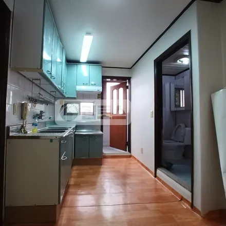 Rent this studio apartment on 서울특별시 송파구 석촌동 220-8