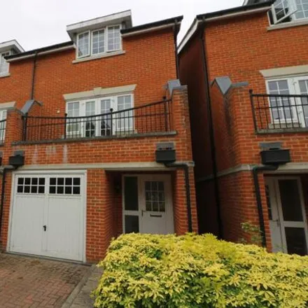 Rent this 4 bed townhouse on Brackendale Close in Englefield Green, TW20 0UL