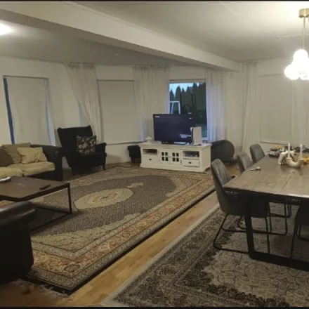 Rent this 6 bed house on Iglatjärnsvägen in 424 70 Olofstorp, Sweden