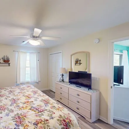 Rent this 2 bed house on Pawleys Island in SC, 29585