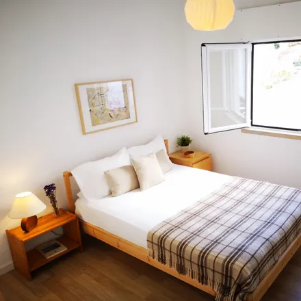 Rent this 2 bed room on CSC-00013 in Praça Mário Azevedo Gomes, 2775-240 Parede