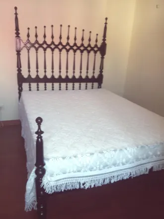 Rent this 3 bed room on Rua Poente da Colónia Doutor Manuel Laranjeira in 4200-105 Porto, Portugal