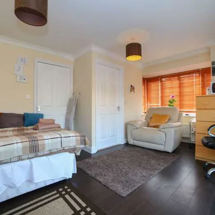 Image 3 - Marine Drive, London, IG11 0GP, United Kingdom - Apartment for rent