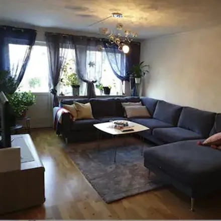 Rent this 3 bed townhouse on Rappedalsvägen in 424 65 Gothenburg, Sweden