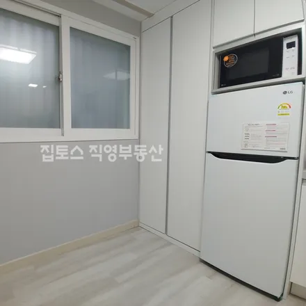 Rent this studio apartment on 서울특별시 은평구 신사동 1-42