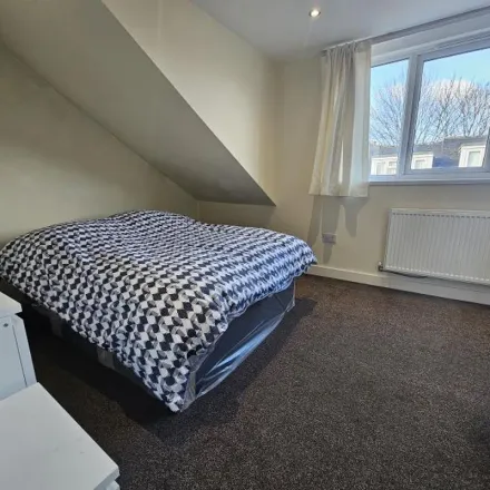 Rent this 3 bed apartment on Autumn Terrace in Leeds, LS6 1QF