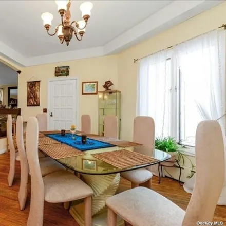 Image 5 - 29-19 218th Street, New York, NY 11360, USA - House for sale